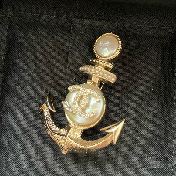 AUTHENTIC NIB CHANEL Gold Anchor Brooch with Mother of Pearl & White Crystals - Picture 2 of 8